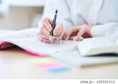 テキストで勉強する女性の手元 テキストで勉強する女性の手元 100591415