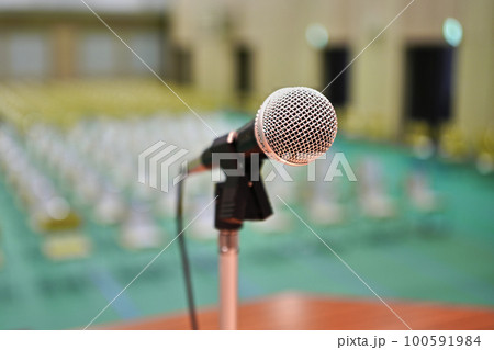 ステージ　演壇とマイク 100591984