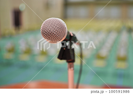 ステージ 演壇とマイク ステージ 演壇とマイク 100591986