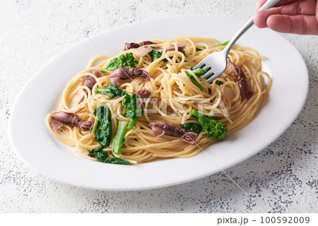 ホタルイカと菜花のパスタ ホタルイカと菜花のパスタ 100592009