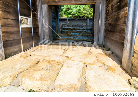 【日本100名城】鬼ノ城　西門の通路　岡山県総社市 100592068