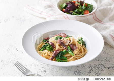 ホタルイカと菜花のパスタ ホタルイカと菜花のパスタ 100592166