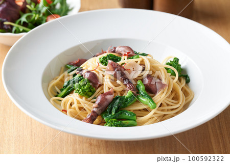 ホタルイカと菜花のパスタ ホタルイカと菜花のパスタ 100592322