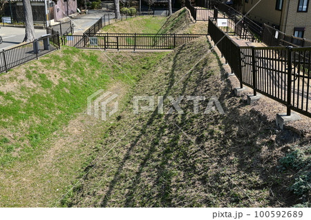勝竜寺城（京都府長岡京市）の土塁と空堀 100592689