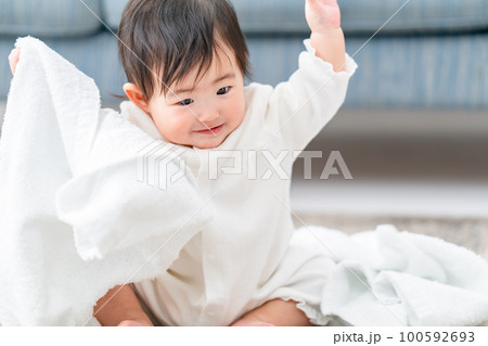 タオルで遊ぶ赤ちゃん 100592693