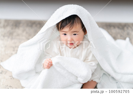 タオルで遊ぶ赤ちゃん 100592705