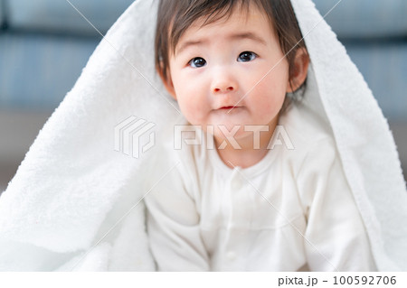 タオルで遊ぶ赤ちゃん 100592706