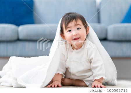 タオルで遊ぶ赤ちゃん タオルで遊ぶ赤ちゃん 100592712