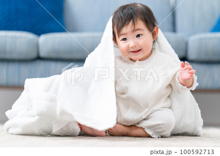 タオルで遊ぶ赤ちゃん 100592713