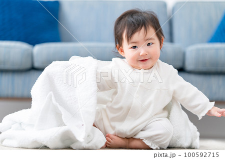 タオルで遊ぶ赤ちゃん 100592715