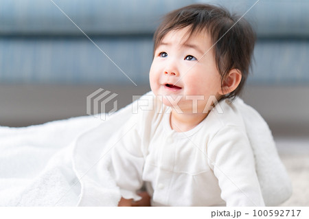 タオルで遊ぶ赤ちゃん 100592717