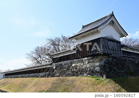 勝竜寺城（京都府長岡京市）の隅櫓と水堀 100592817