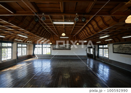 旧遷喬尋常小学校校舎：岡山県真庭市（旧真庭郡久世）校舎二階にある講堂 100592990