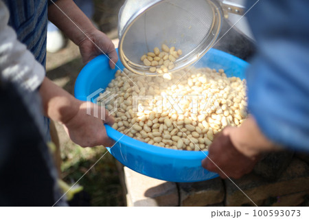 大豆を煮る様子 100593073