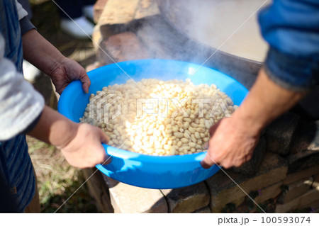 大豆を煮る様子 100593074