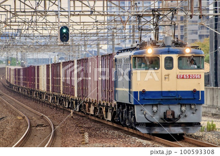 東海道線を走るEF65牽引の貨物列車 東海道線を走るEF65牽引の貨物列車 100593308