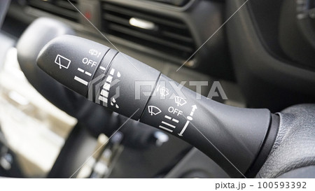 運転席に設置されたコラムスイッチ（ワイパー） 100593392