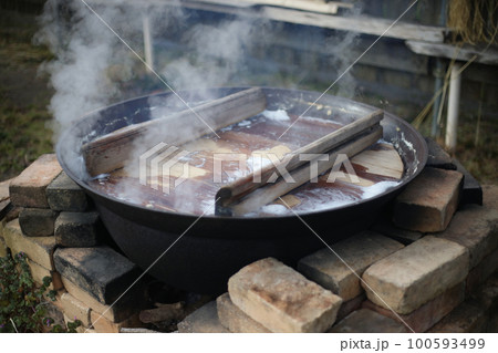 大豆を煮る様子 100593499