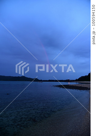 奄美大島夕景~奄美クレーターに架かる虹~ 奄美大島夕景~奄美クレーターに架かる虹~ 100594150