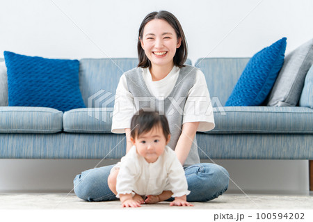 赤ちゃん　ママ　子育て 100594202