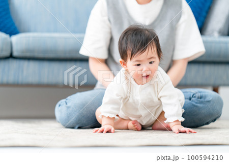 赤ちゃん　ママ　子育て 100594210