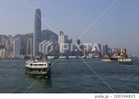 香港の高層ビル前をゆくスターフェリー 100594835