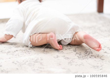 赤ちゃん　足元 100595846