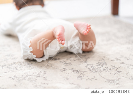 赤ちゃん　足元 100595848