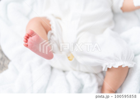 赤ちゃん 足元 赤ちゃん 足元 100595858