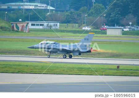 在日米軍F-16戦闘機 機動飛行 在日米軍F-16戦闘機 機動飛行 100596015