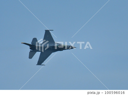 在日米軍F-16戦闘機 機動飛行 在日米軍F-16戦闘機 機動飛行 100596016