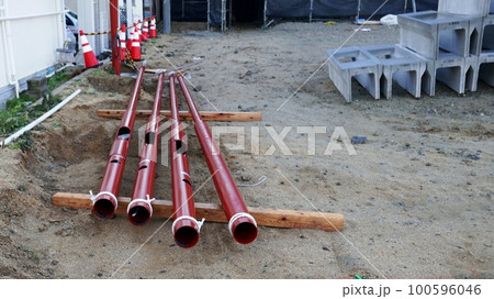 建設現場に雑然と置かれている様々な道具 100596046