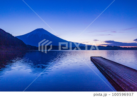 (静岡県)田貫湖 逆さ富士 星空 (静岡県)田貫湖 逆さ富士 星空 100596937