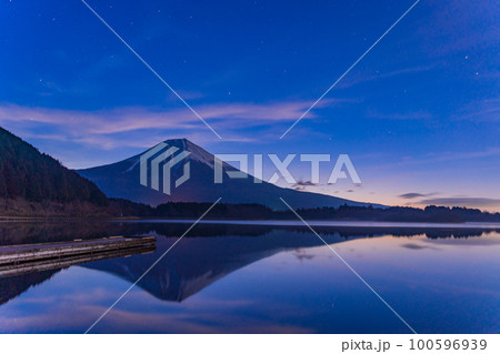 （静岡県）田貫湖　逆さ富士　星空 100596939