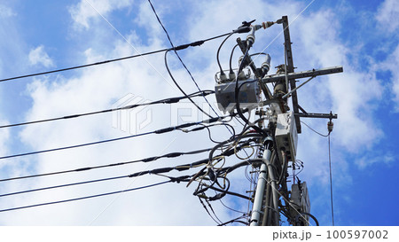 電信柱と街灯 電信柱と街灯 100597002