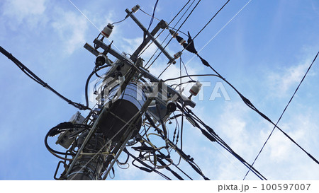 電信柱と街灯 電信柱と街灯 100597007