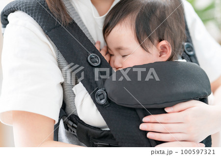 親子 子育て 抱っこ 親子 子育て 抱っこ 100597321