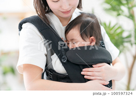 親子 子育て 抱っこ 親子 子育て 抱っこ 100597324