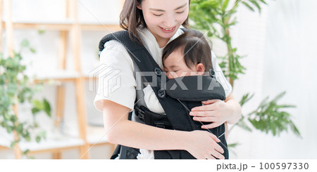 親子　子育て　抱っこ 100597330