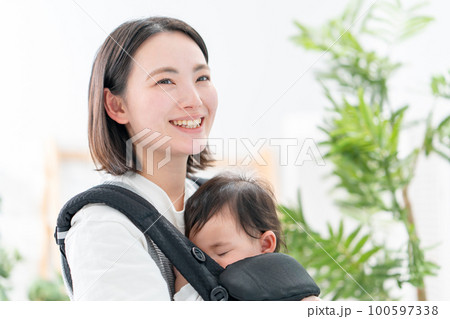 親子　子育て　抱っこ 100597338