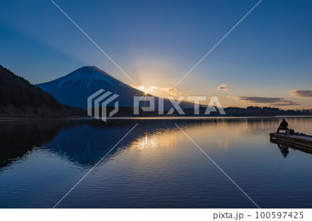 (静岡県)田貫湖 富士山 日の出 釣り人 (静岡県)田貫湖 富士山 日の出 釣り人 100597425