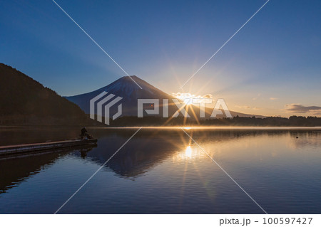 (静岡県)田貫湖 富士山 日の出 釣り人 (静岡県)田貫湖 富士山 日の出 釣り人 100597427