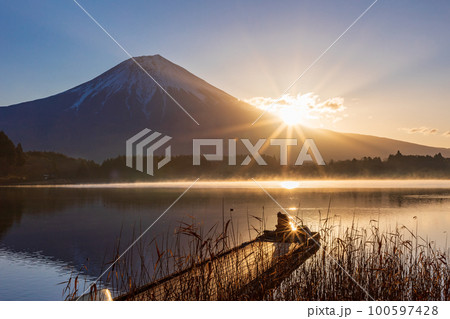 （静岡県）田貫湖　富士山　日の出　釣り人 100597428