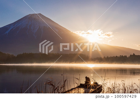 (静岡県)田貫湖 富士山 日の出 釣り人 (静岡県)田貫湖 富士山 日の出 釣り人 100597429