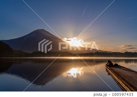 （静岡県）田貫湖　富士山　日の出　釣り人 100597435