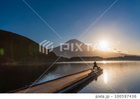 （静岡県）田貫湖　富士山　日の出　釣り人 100597436