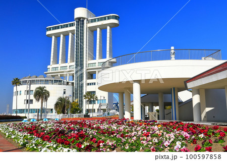 【愛知県】快晴の名古屋港ポートビル（ガーデンふ頭臨港緑園） 100597858
