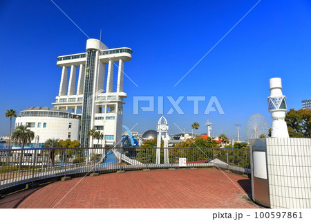 【愛知県】快晴の名古屋港ポートビル（ガーデンふ頭臨港緑園） 100597861