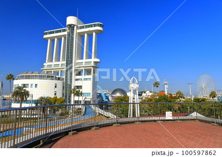 【愛知県】快晴の名古屋港ポートビル（ガーデンふ頭臨港緑園） 100597862