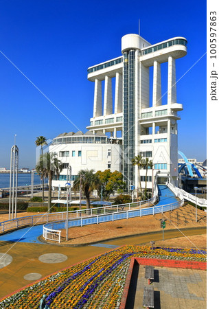 【愛知県】快晴の名古屋港ポートビル（ガーデンふ頭臨港緑園） 100597863